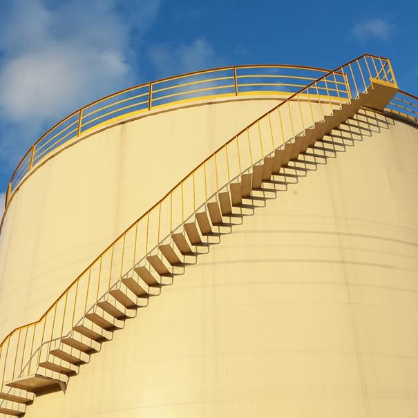 illustration-poème, monter sur les escaliers du ciel ! photo de Jean-Louis Saiz, escalier à flanc de réservoir jaune