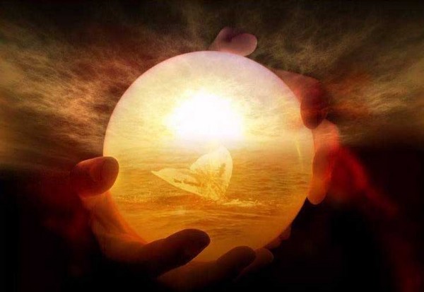 image symbolique de vie avec globe lumineux, tenue par mains.