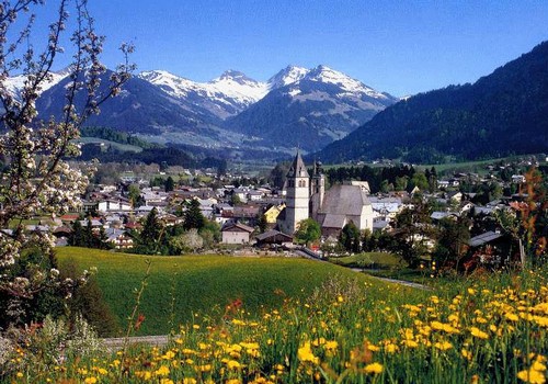 illustration-conte, renouveau au village symbole_reveur-pas-inutile, un village au printemps près des monts