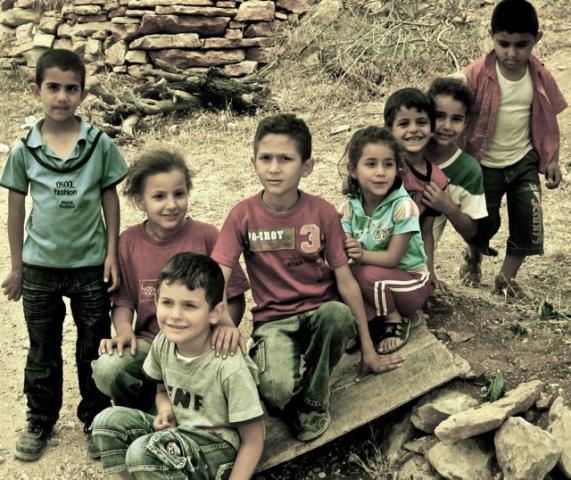 photo d'un groupe d'enfants  Gaza, parmi les pierres...