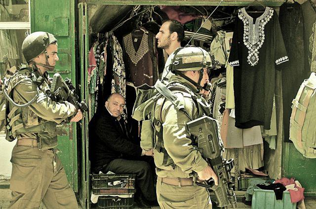 photo de soldats d'Israel, passant devant une chope, Gaza, t 2014