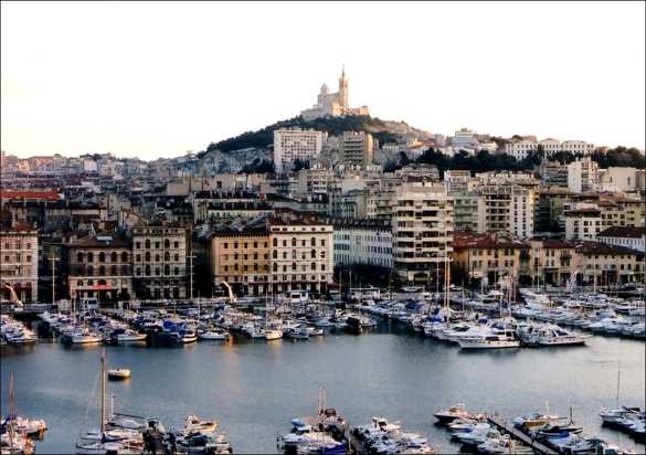 photo du vieux port de Marseille avec cathdrale