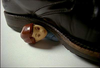 image d'une botte pesant sur une figurine dont dpasse la tte.