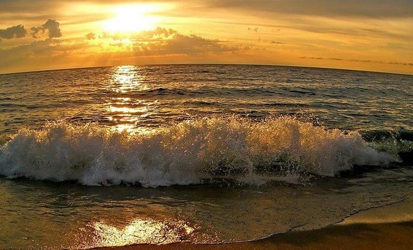...Et qu’un soir sous l’orbe infini qui s’avance, tissant les mondes et les univers... photo de bord de mer au couchant cuivré.