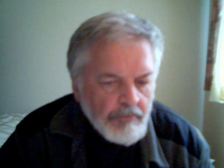 Yves DROLET, attentif, en pleine tâche informatique photo de Yves Drolet, concentré sur travail informatique