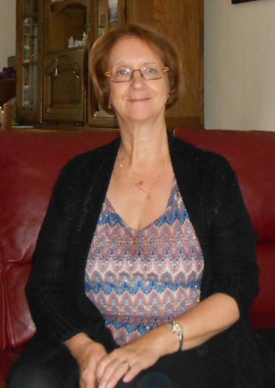 Yvette VASSEUR, dans son intérieur photo de Yvette VASSEUR, portrait sur canapé rouge