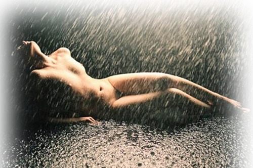 Ce rêve et ce désir pavés d’arômes...Puits de renaissance ! image de corps allongé de femme nue, savourant la pluie.
