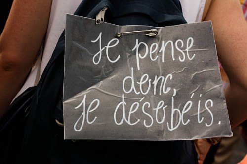 illustration-poème -...Jusqu’à plus soif et le déclic du ressort qui libère... affiche - je pense donc je désobéis - dans le dos d'une personne